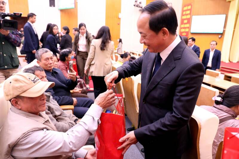 Trưởng ban Tuyên giáo và Dân vận Trung ương Trịnh Văn Quyết tặng quà Tết tại Tuyên Quang. Ảnh: Việt Bắc