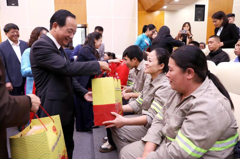 General Trinh Van Quyet - Member of the Politburo, Secretary of the Party Central Committee, Head of the Central Propaganda and Mass Mobilization Commission presents Tet gifts in Tuyen Quang. Photo: Viet Bac
