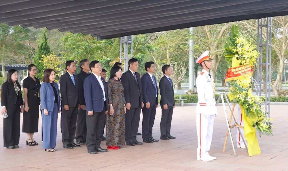 Dâng hương, dâng hoa tri ân cố Tổng Bí thư Lê Duẩn. Ảnh: Hàn Nguyên