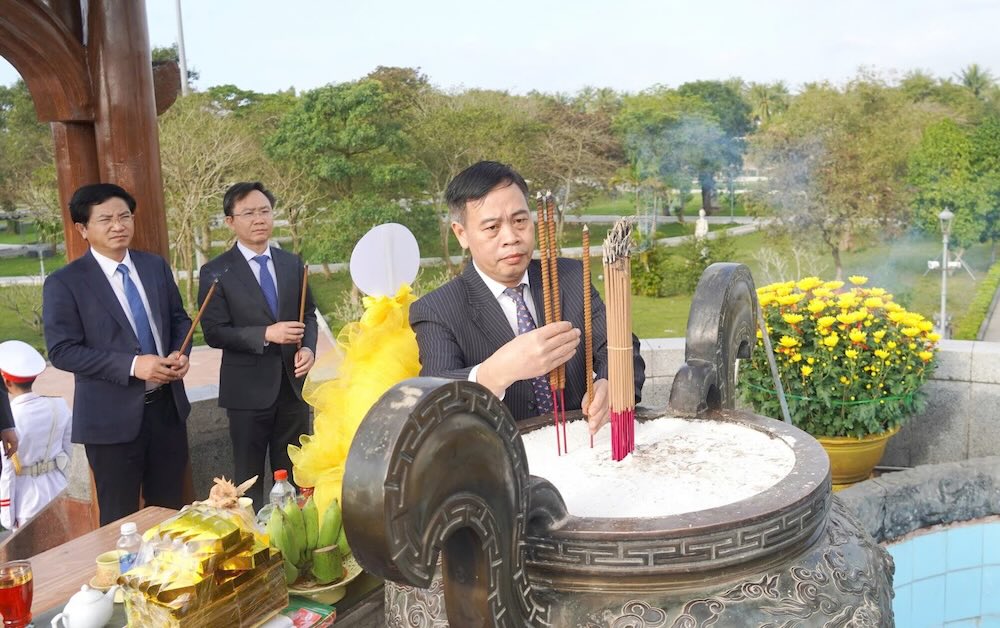 The delegation of leaders of Quang Tri province organized incense offering and flower offering in gratitude to heroic martyrs at Quang Tri Citadel. Photo: Han Nguyen