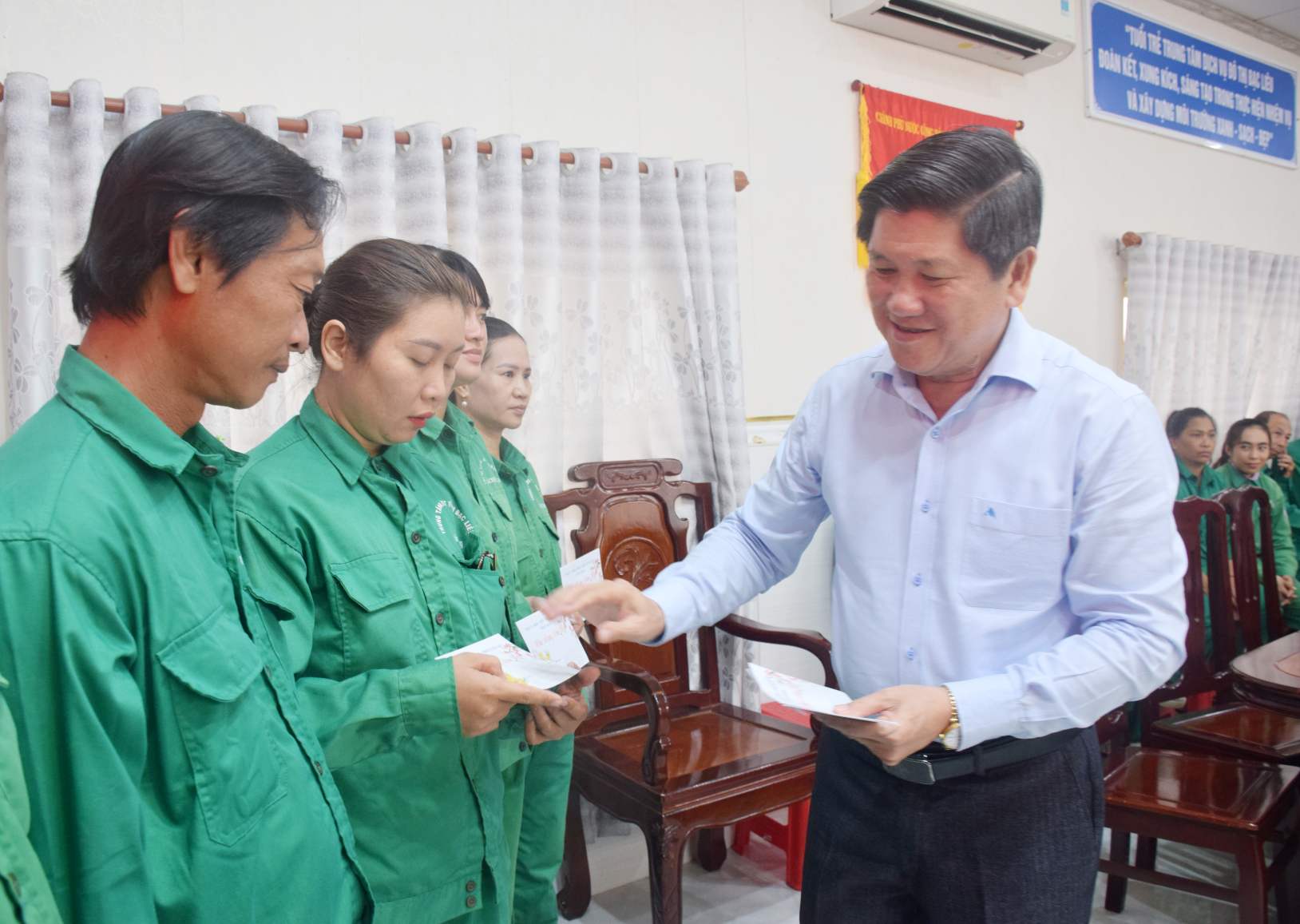 Vice Chairman of Ca Mau Provincial People's Committee Le Van Su presents Tet gifts to sanitation workers. Photo: Nhat Ho.