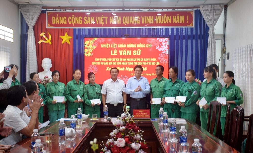 Phó Chủ tịch UBND tỉnh Cà Mau Lê Văn Sử thăm, chúc Tết công nhân. Ảnh: Nhật Hồ.