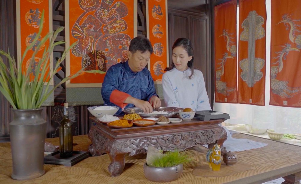 The process of making pillow cakes, the quintessence of royal cuisine. Photo: Duc Hieu