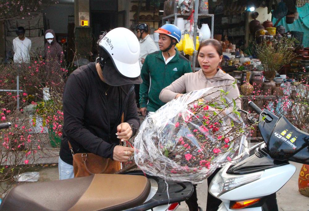 Không khí mua bán hoa xuân tại Đà Nẵng nhộn nhịp từ sáng đến tối. Ảnh: Thanh Huyền