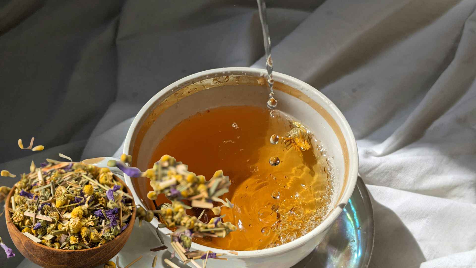 Chamomile tea contains flavonoid compounds that can inhibit the enzyme xanthine oxidase. Graphic photo: Huong Son