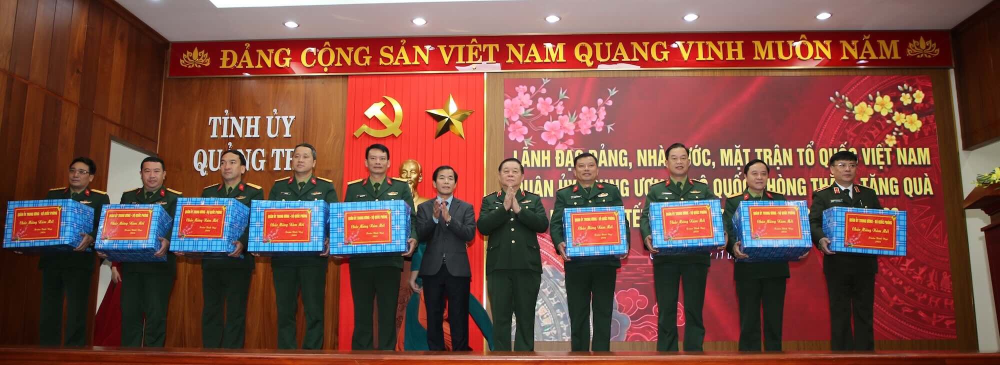 Đại tướng Nguyễn Trọng Nghĩa cùng Bí thư Tỉnh ủy Quảng Trị tặng quà cho lực lượng vũ trang. Ảnh: Công Sáng