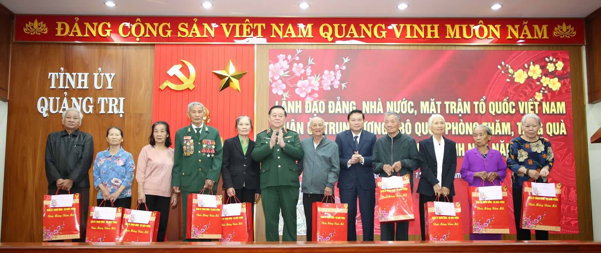 General Nguyen Trong Nghia and Chairman of Quang Tri Provincial People's Committee Le Hong Vinh present gifts to policy households and typical people with meritorious services. Photo: Cong Sang