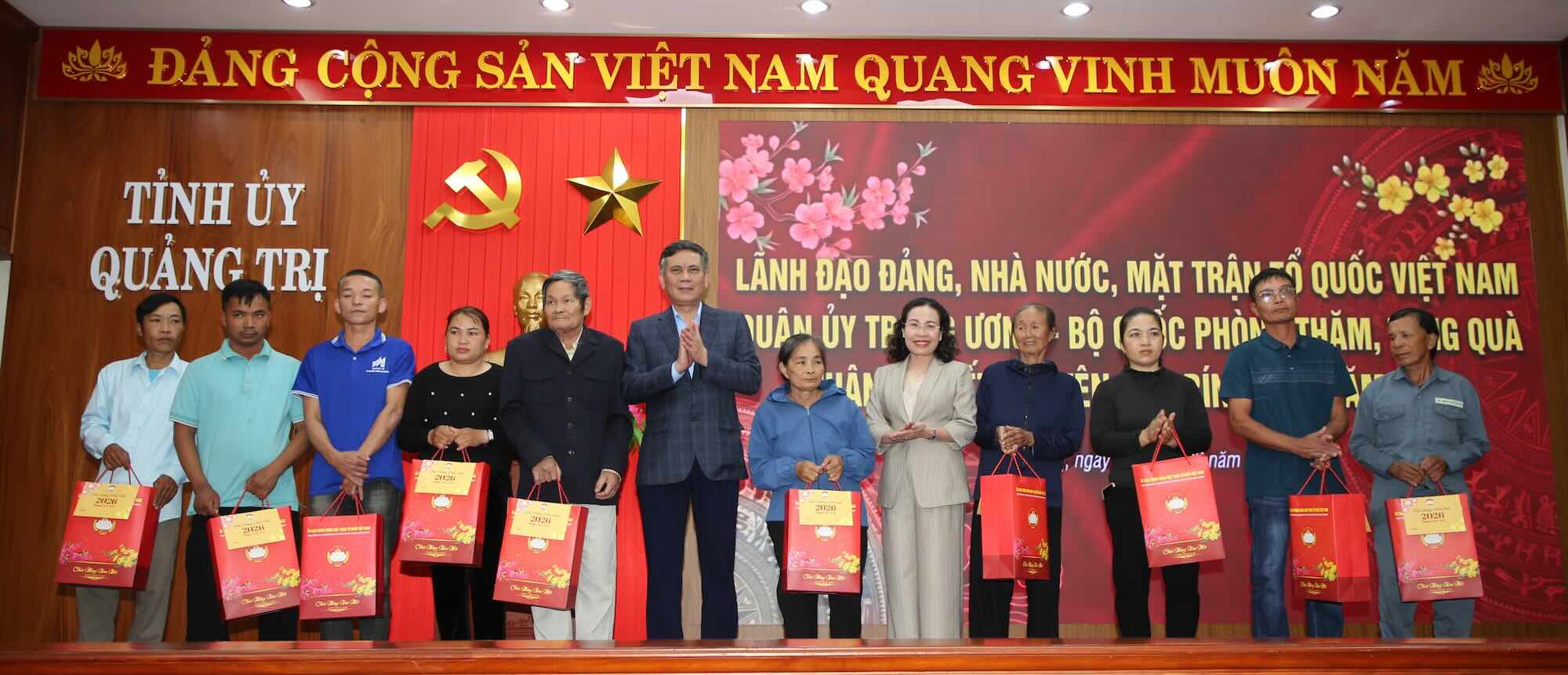 Ông Trần Thắng cùng bà Phạm Thị Hân - Phó Chủ tịch HĐND tỉnh Quảng Trị tặng quà cho các hộ nghèo. Ảnh: Công Sáng 