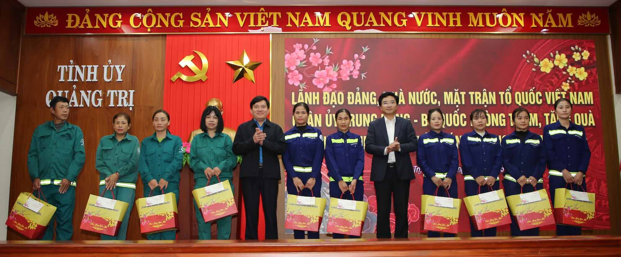 Ông Nguyễn Xuân Hùng - Phó Chủ tịch Tổng Liên đoàn Lao động Việt Nam cùng ông Trương An Ninh - Trưởng Ban Tuyên giáo và Dân vận Tỉnh ủy Quảng Trị trao quà cho công nhân, người lao động khó khăn. Ảnh: Công Sáng