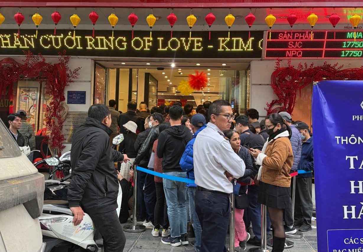Ngày 11.2, nhiều người dân tập trung trước một cửa hàng kinh doanh bạc để hỏi mua khi giá bạc trong nước tăng cao. Ảnh: Phương Anh  