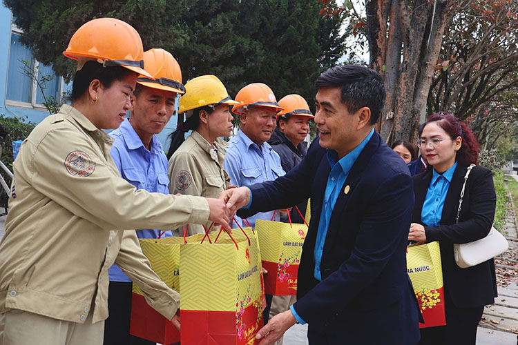 Mr. Tan Minh Long - Chairman of the Provincial Labor Federation presents Tet gifts to workers at Dien Bien Cement Joint Stock Company. Photo: Giang Nam