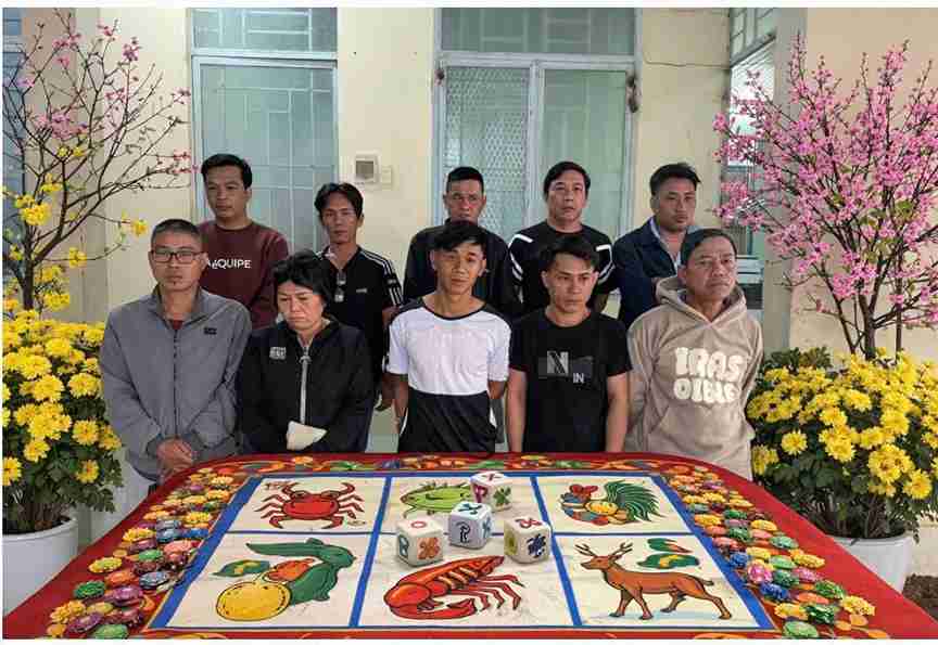 Công an xã Ninh Phước vừa triệt phá điểm xóc bầu cua trước Tết. Ảnh: Công an cung cấp