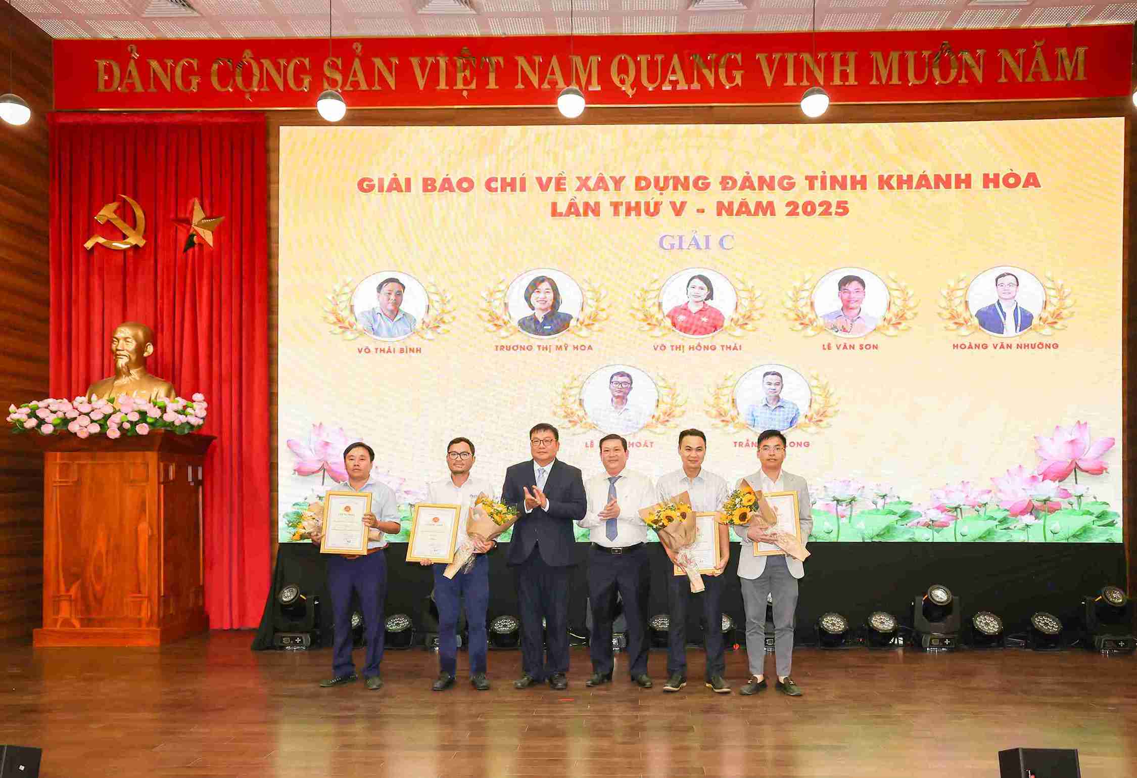 Leaders of Khanh Hoa province awarded the 5th Provincial Golden Hammer and Sickle Award to the winning authors. Photo: Huu Long
