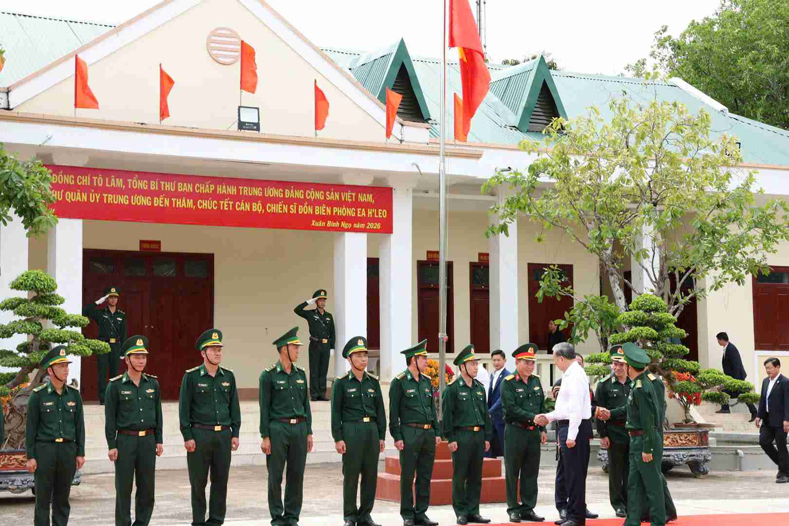Tổng Bí thư Tô Lâm bắt tay thăm hỏi các cán bộ, chiến sĩ đồn biên phòng. Ảnh: VTV