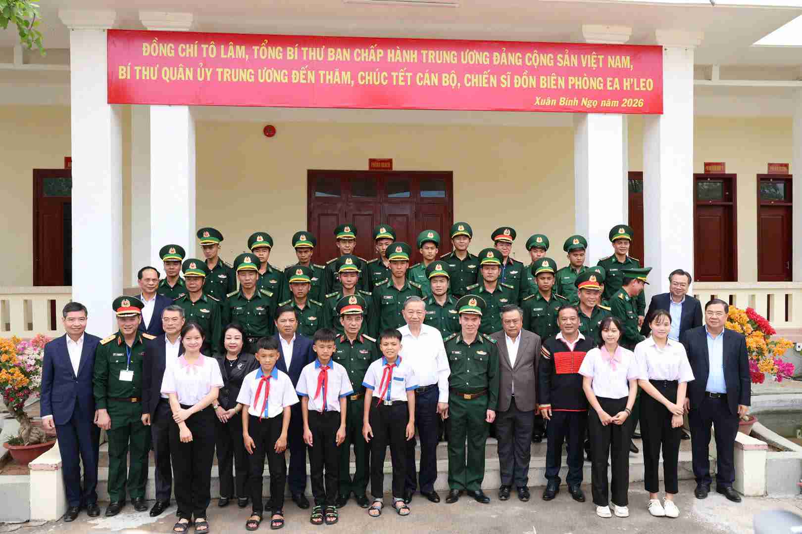 Tổng Bí thư Tô Lâm chụp hình lưu niệm tại đồn biên phòng. Ảnh: VTV