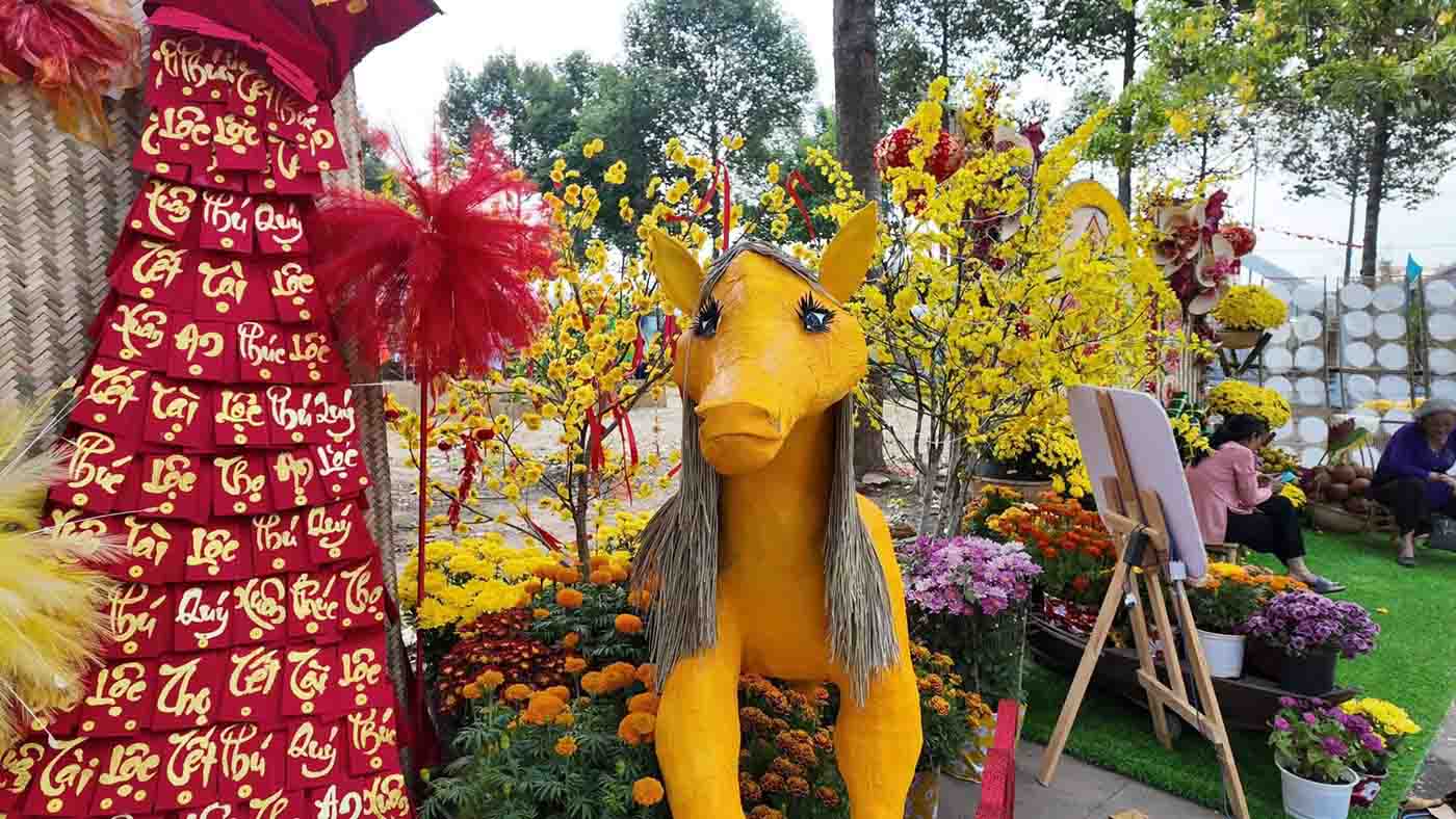 Nàng ngựa có mái tóc dài sáng màu.