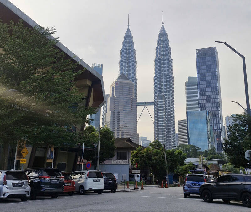 Tháp đôi Petronas nằm ở trung tâm Thủ đô Kuala Lumpur (Malaysia). Ảnh: Thu Giang