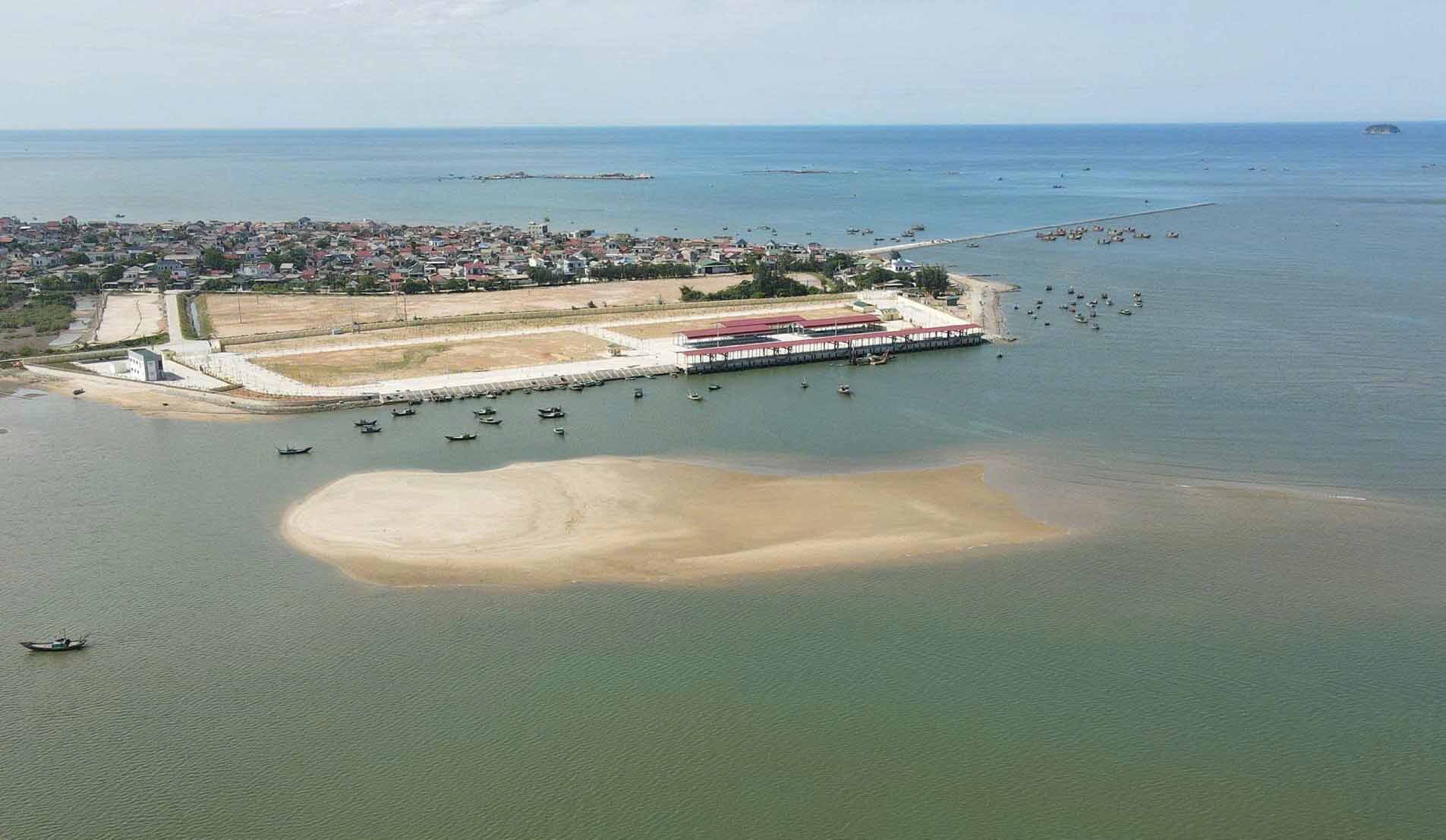 Cảng cá Cửa Nhượng được đầu tư xây dựng hiện đại nhưng luồng vào bị bồi lắng nên ngư dân mong muốn tiến hành nạo vét để thuận lợi ra, vào cảng. Ảnh: Trần Tuấn.