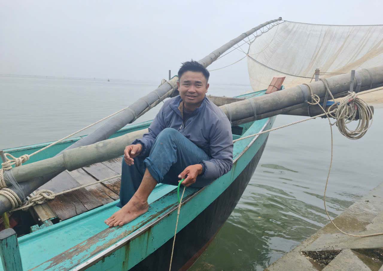 Ngư dân Dũng phấn khởi khi Cảng cá Thạch Kim mở rộng đi vào hoạt động giúp anh có nơi cập cảng bán hải sản thuận lợi. Ảnh: Trần Tuấn.