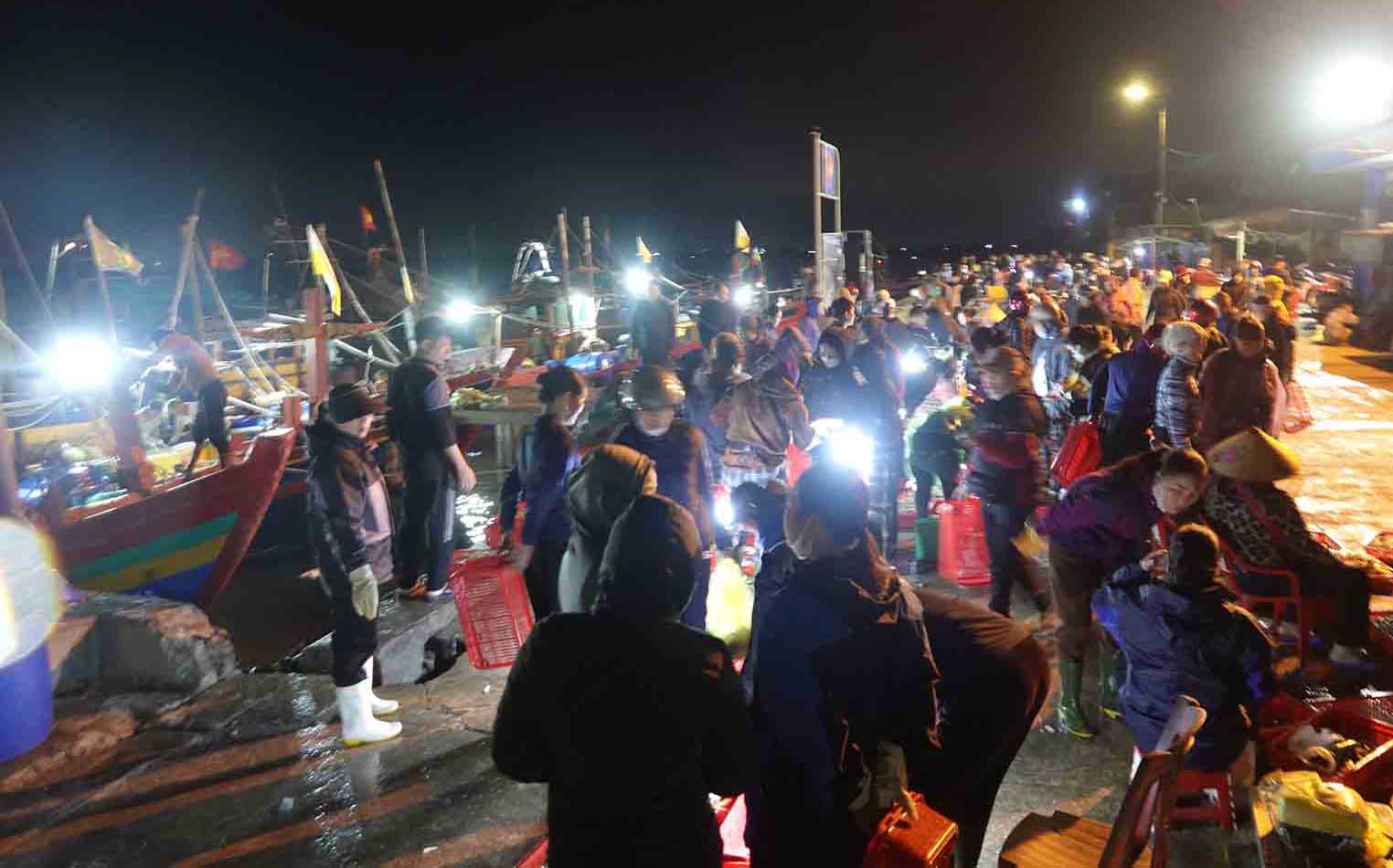 Nhộn nhịp cảnh trên bến, dưới thuyền lúc rạng sáng ở Cảng cá Thạch Kim. Ảnh: Trần Tuấn.