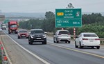Cars line up to return home for Tet on the Cam Lo - La Son expressway, speed limit of 50km/h
