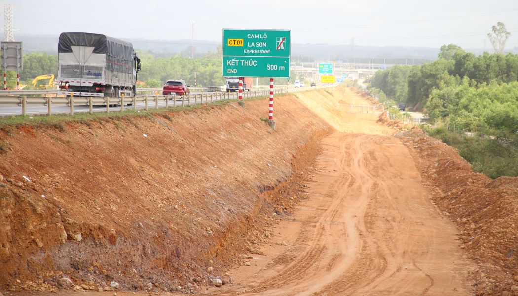 Cao tốc đang được thi công mở rộng làn đường. Ảnh: Hưng Thơ