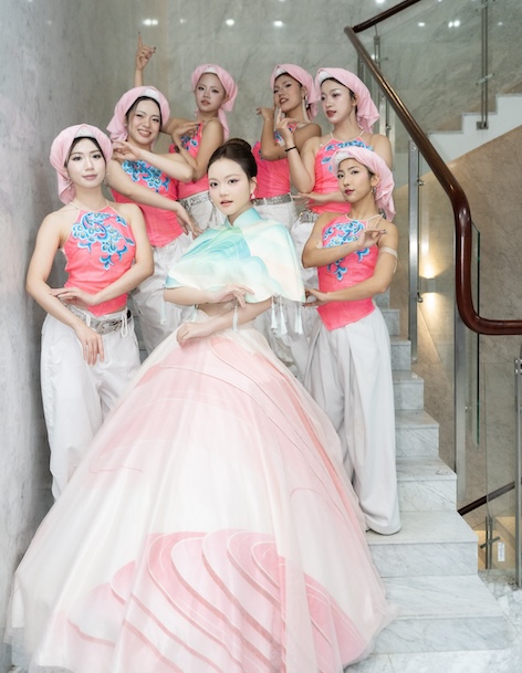 Sự kết hợp hài hòa giữa âm nhạc, hình ảnh và không khí Tết đã giúp Hà Quỳnh Như tạo nên một tiết mục trọn vẹn, góp phần làm giàu thêm sắc xuân trên sóng truyền hình. Ảnh: Nhân vật cung cấp.