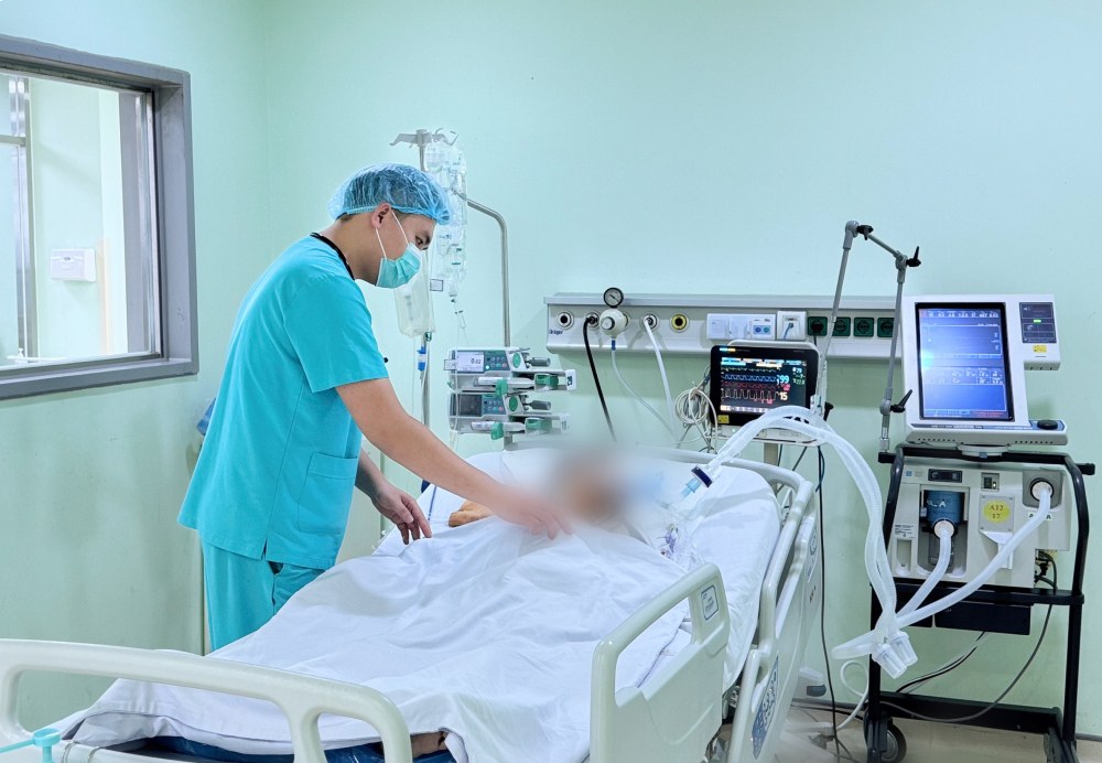 20-year-old young man in deep coma, on ventilator due to e-cigarettes. Photo: BVCC