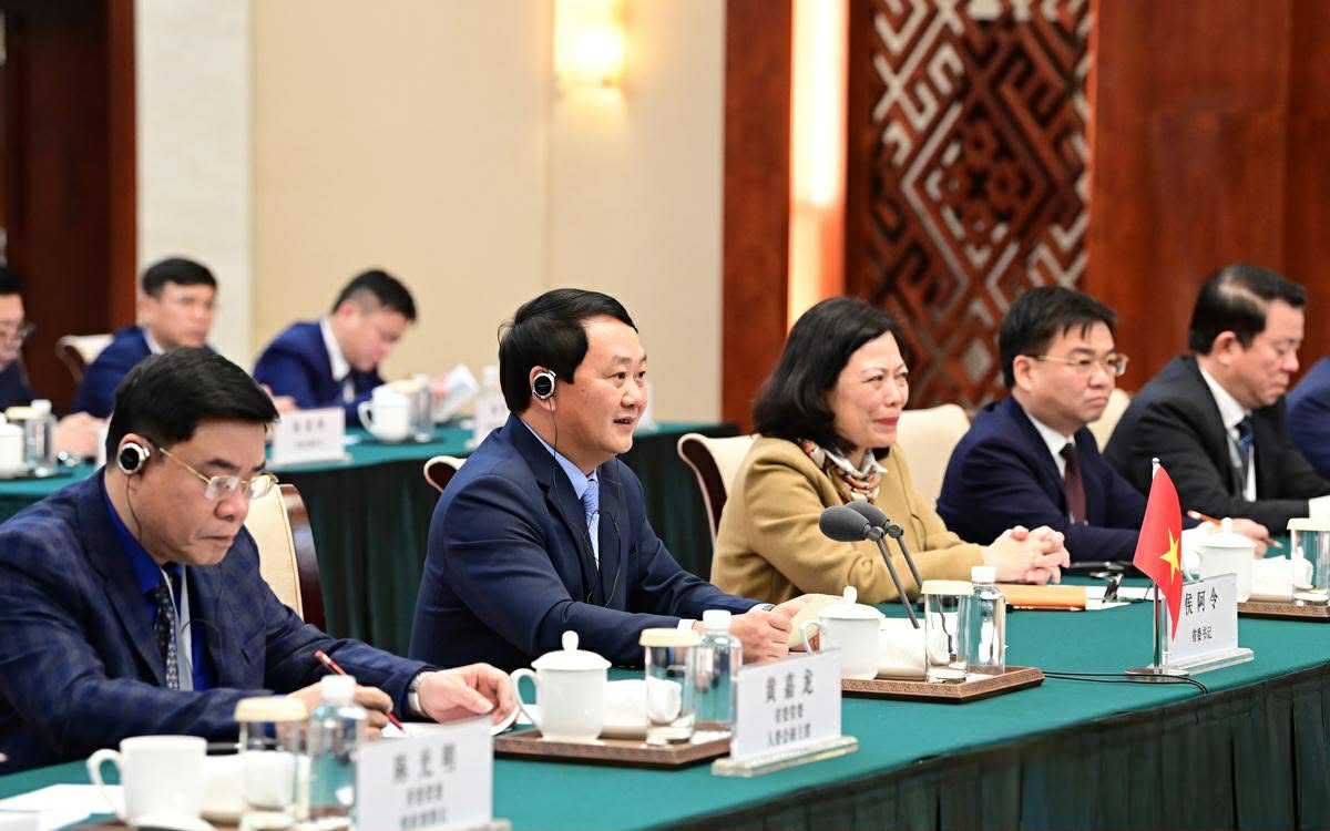 Secretary of the Tuyen Quang Provincial Party Committee Hau A Lenh holds talks with Secretary of the Guangxi Zhuang Autonomous Region Party Committee. Photo: Viet Hoa