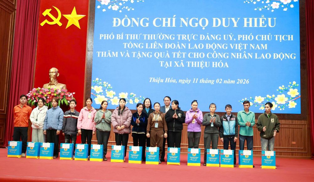 Đại diện lãnh đạo LĐLĐ tỉnh Thanh Hóa trao quà Tết đến công nhân lao động khó khăn tại xã Thiệu Hóa. Ảnh: Đức Văn