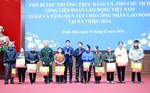Vice President of the Vietnam General Confederation of Labor Ngo Duy Hieu presents Tet gifts to workers in difficult circumstances