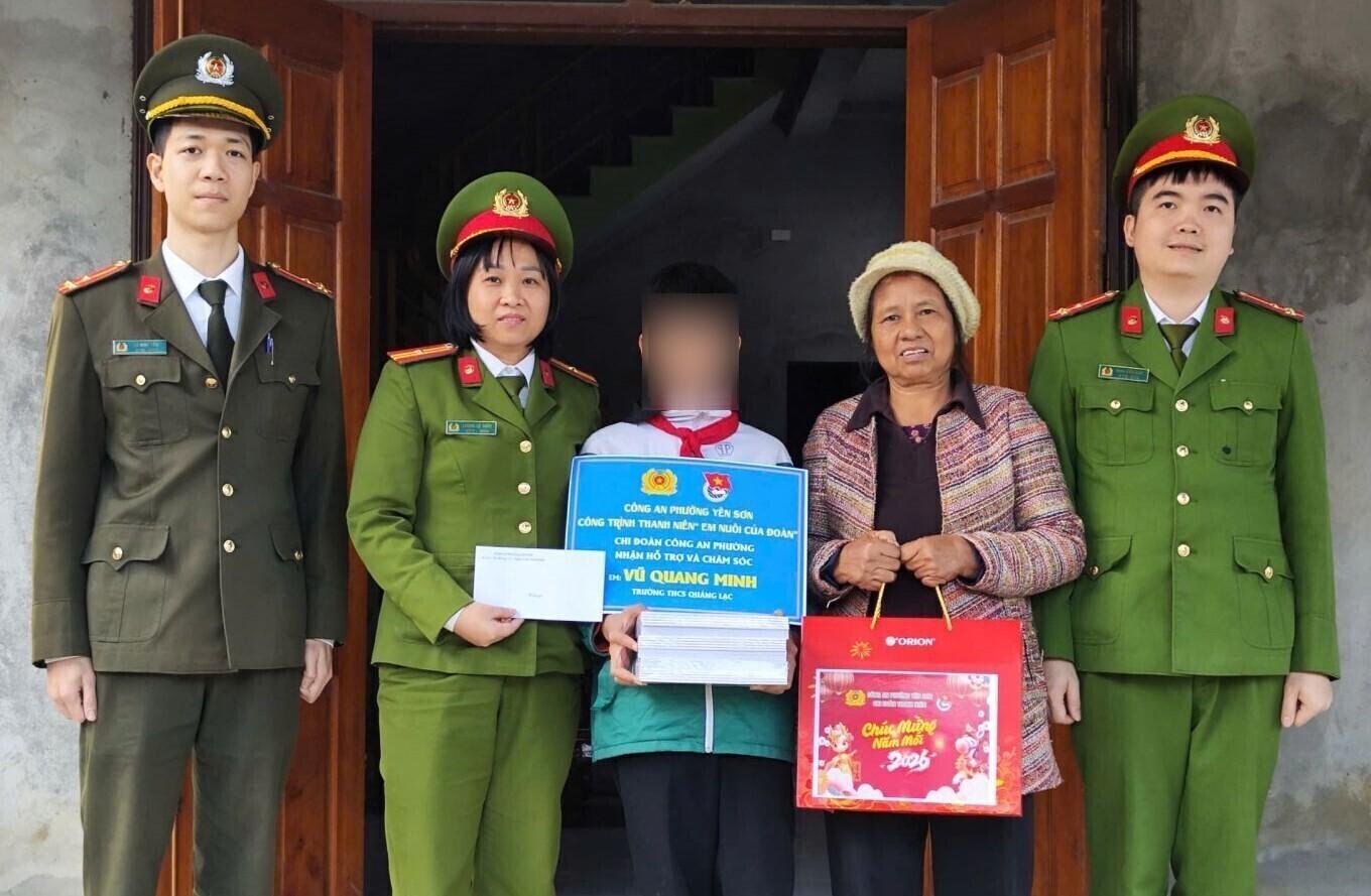 Yen Son Ward Police, Ninh Binh province sponsors and gives gifts to students in difficult circumstances in the area. Photo: Dieu Anh