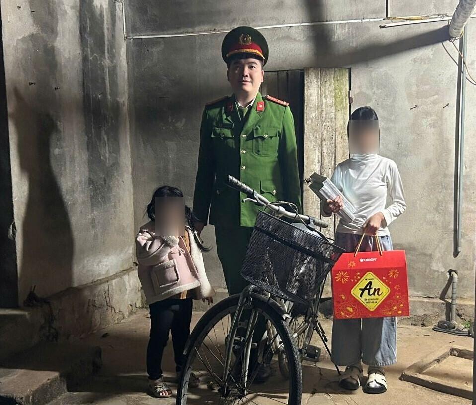 Công an phường Yên Sơn, tỉnh Ninh Bình tặng quà cho các cháu đã được đơn vị nhận đỡ đầu. Ảnh: Diệu Anh