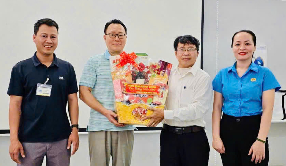 Duy Xuyen Commune Trade Union gives Tet gifts to businesses in the area. Photo: Duy Xuyen Trade Union.