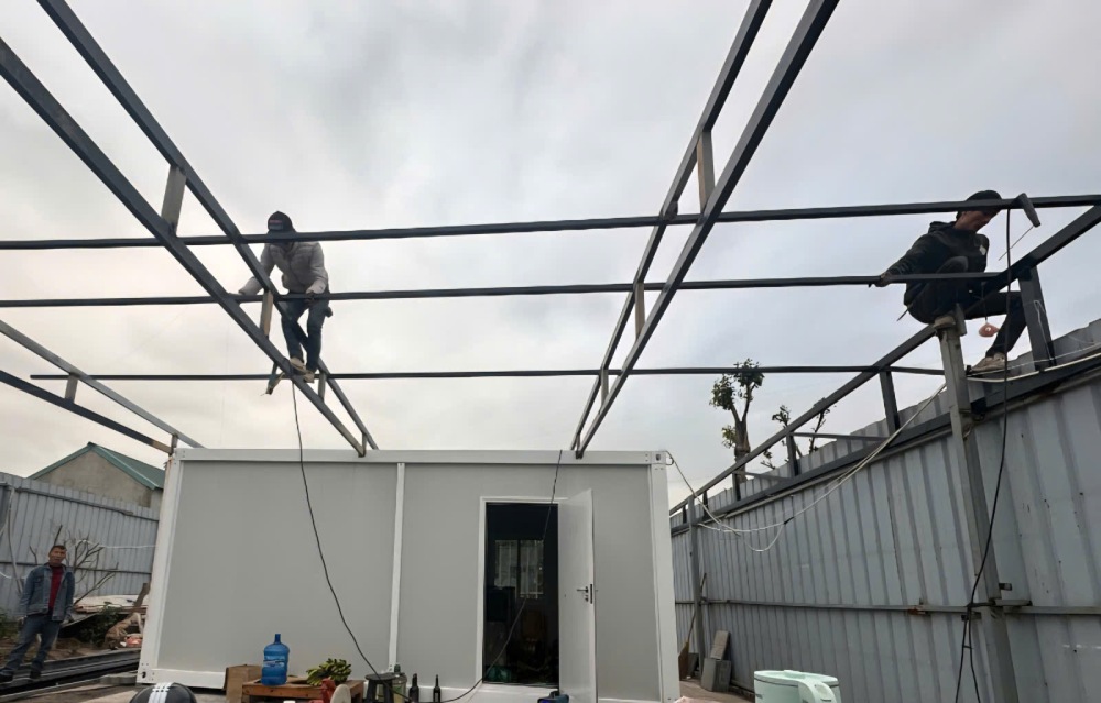 Theo anh Cường, tiền công thợ nhôm kính trung bình mỗi ngày có thể lên tới 1 triệu đồng/người. Nếu có sức khỏe, làm thêm giờ, có người thu nhập 1,3 – 1,5 triệu đồng/ngày. Ảnh: Quỳnh Chi