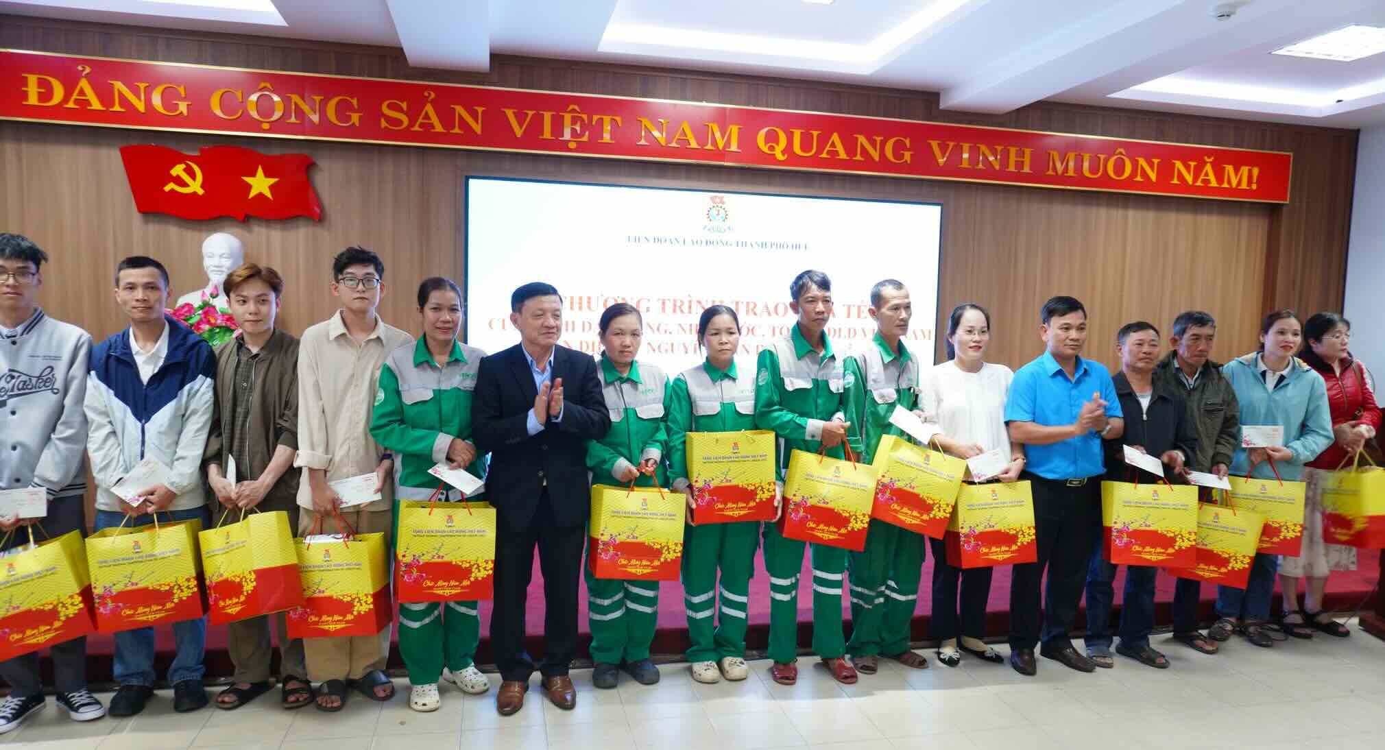 Union members and workers receive Tet gifts. Photo: Q. Nhu