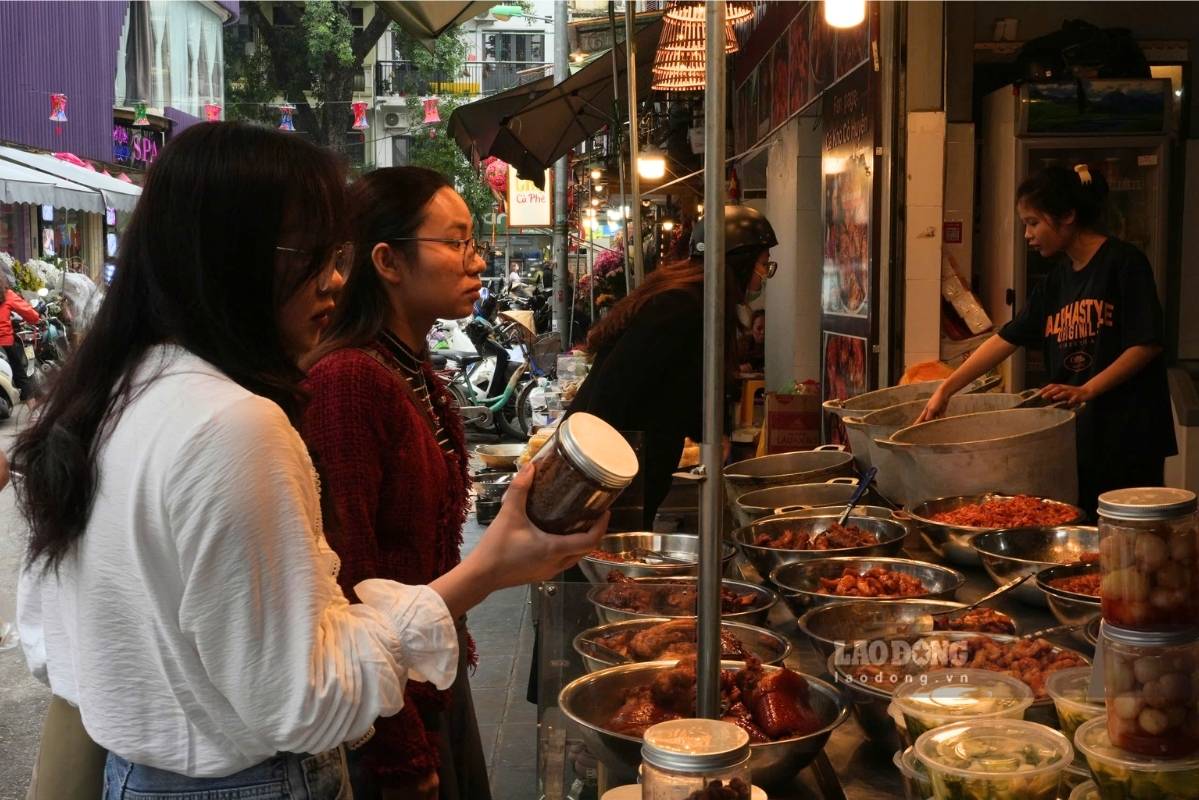 Hàng dưa muối, hành muối vàng ruộm xếp đầy trong chum, trong hộp. Vị chua dịu quen thuộc là phần không thể thiếu trong bữa cơm ngày xuân của người Hà Nội. 