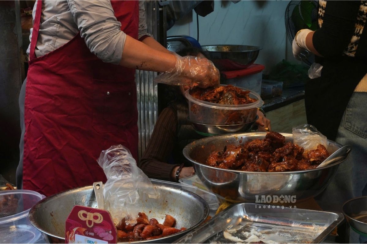 Đi qua con ngõ nhỏ dài chừng 100m, du khách thập phương như được dẫn lối bằng chính mùi hương đặc trưng tỏa ra từ những niêu cá kho nghi ngút khói. Hơi nóng quyện cùng mùi riềng, gừng, tiêu và nước màu sóng sánh lan dọc lối đi, tạo nên thứ hương thơm đậm đà rất riêng. 