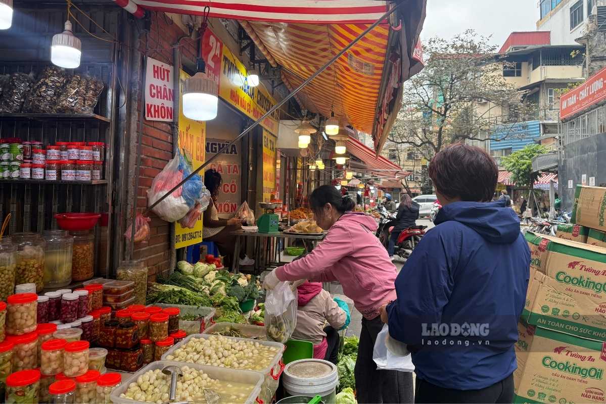Chị Trần Thị Mai (phường Hoàn Kiếm) đlựa dưa muối vàng ruộm, chia sẻ: “Nhà tôi năm nào cũng chuẩn bị sẵn ít dưa trước Tết vài ngày. Có bát dưa muối ăn kèm thịt kho, bánh chưng mới đúng vị Hà Nội. Thiếu đi lại thấy mâm cơm chưa trọn vẹn“. 