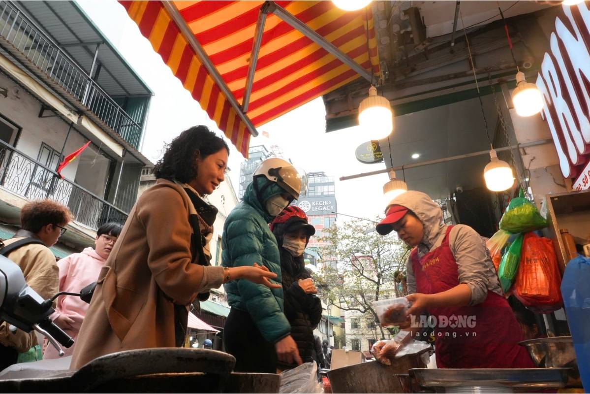 Chị Nguyễn Thị Hồng (chủ quán Trinh cá kho trên phố Cầu Gỗ, Hà Nội) chia sẻ: “Tiệm đã mở được ba đời, nhờ cách chọn cá tươi ngon và ướp gia vị đặc biệt, nên rất nhiều khách quen vẫn thường xuyên quay lại. Dịp Tết, từ 23 tháng Chạp trở đi, quán lúc nào cũng đông đúc, khách quen đều tìm đến để thưởng thức món cá kho này“.