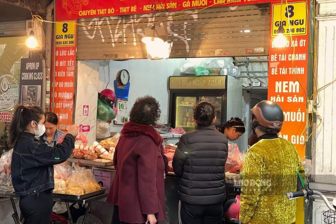 Dịp Tết Hà Nội, bên cạnh dưa muối, cá kho, giò chả là món không thể thiếu trong mâm cơm gia đình. Trên phố Gia Ngư, hình ảnh người dân xếp hàng dài chờ mua những chiếc giò chả nóng hổi trở thành một phần quen thuộc của không khí Tết, mang theo hương vị truyền thống đậm đà.