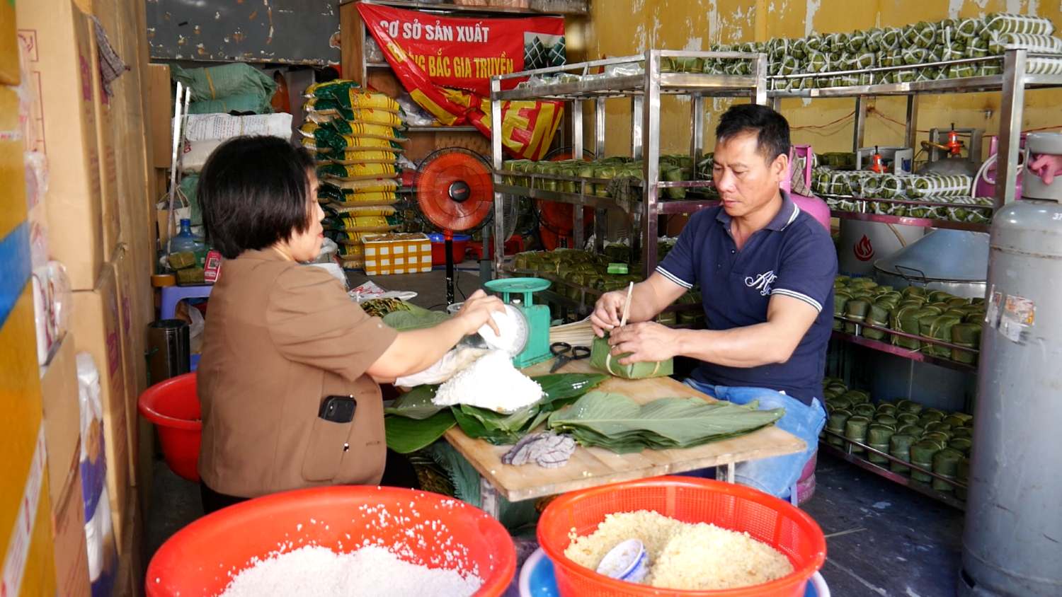 Chung cake oven in Ho Chi Minh City operates 20 stoves continuously day and night.