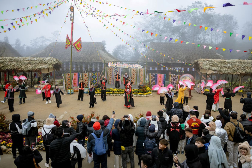 Lao Cai enters the festival filled with colorful flowers, the sound of khen is bustling in the high mountains