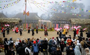 Lao Cai enters the festival filled with colorful flowers, the sound of khen is bustling in the high mountains