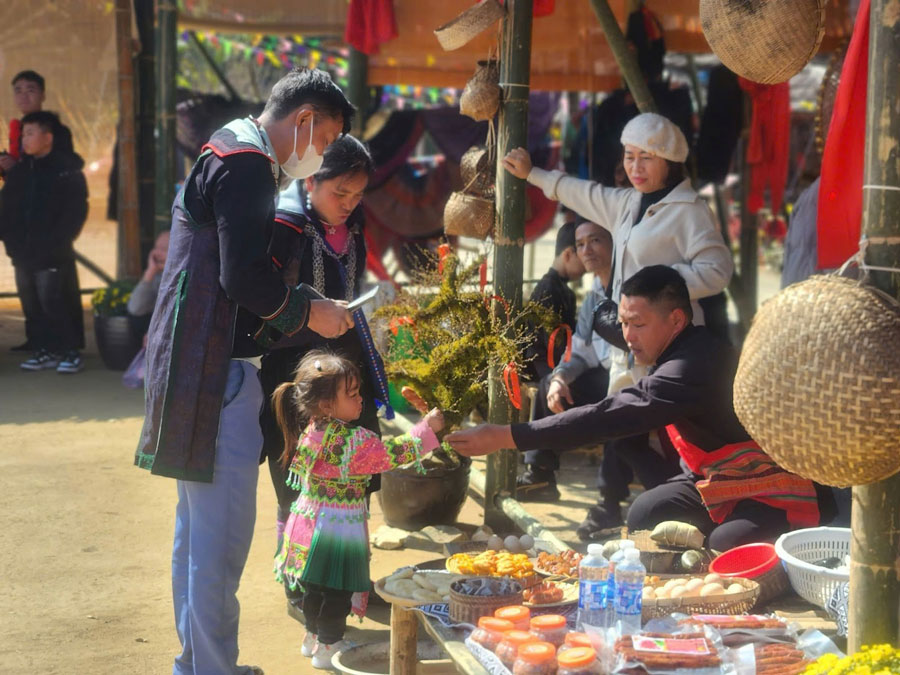 Không gian chợ phiên truyền thống được tái hiện với các gian hàng sản vật địa phương. Ảnh: Bảo Nguyên