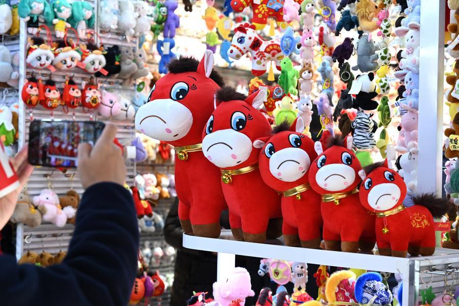 The stuffed animal "Sad Horse" is rampant throughout Chinese social networks during the 2026 Lunar New Year. Photo: Xinhua