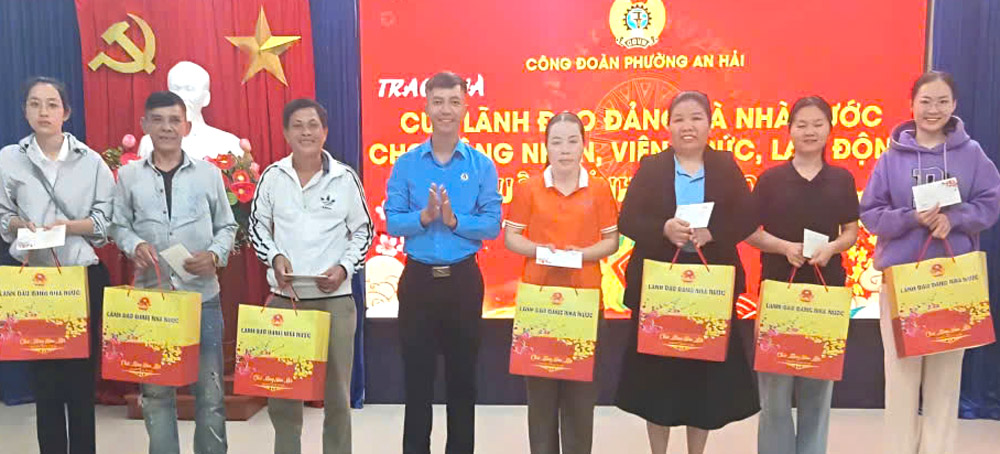 An Hai Ward Trade Union, Da Nang organizes Tet gifts from Party and State leaders to union members. Photo: Da Nang Trade Union.