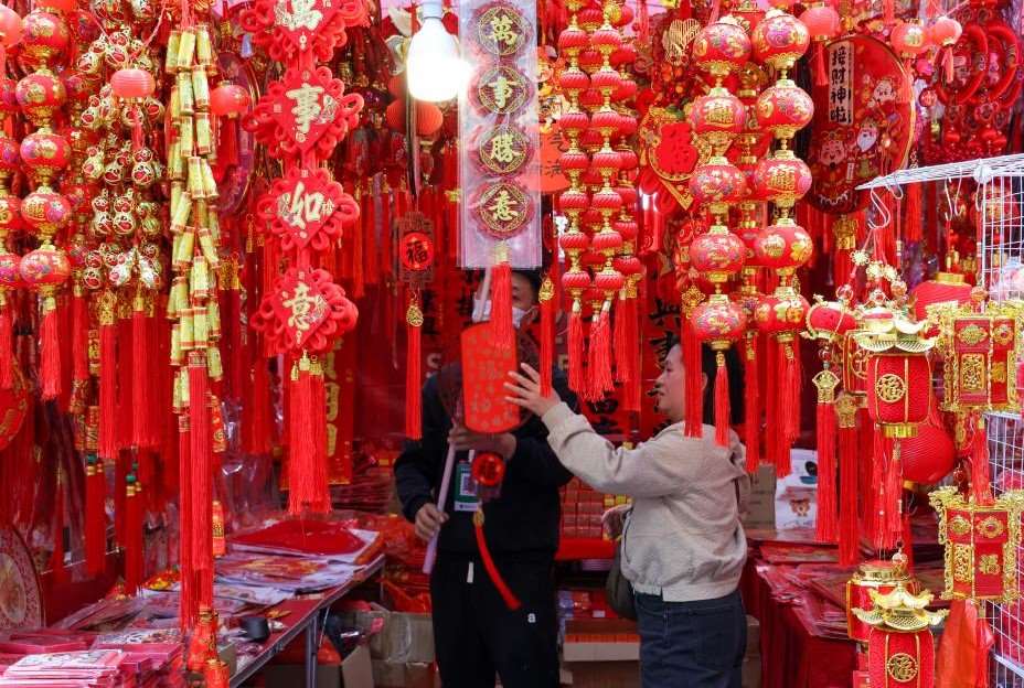 Red is the lucky color of the year Binh Ngo 2026 for people born in April. Photo: Xinhua