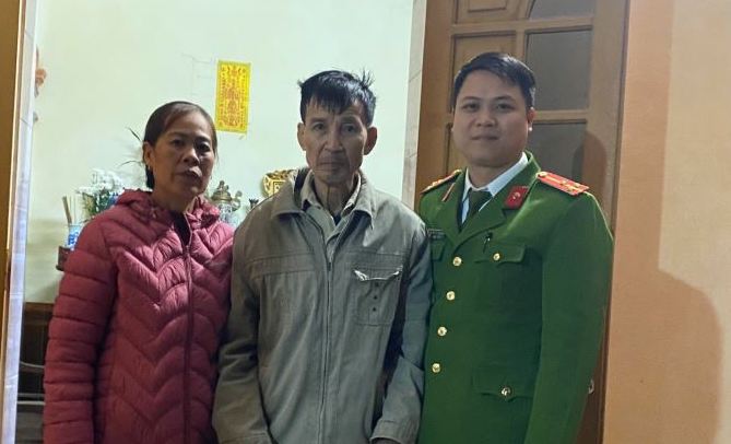 Than Khe Commune Police promptly found the lost man. Photo: Hung Yen Provincial Police