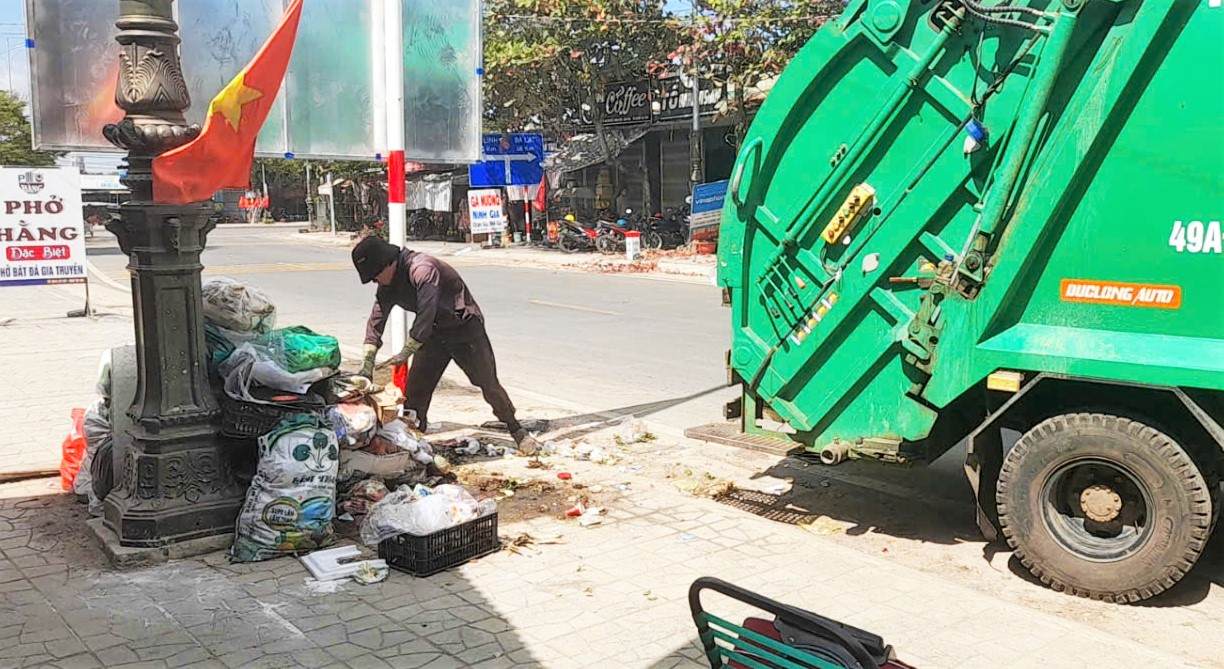 After the reflection of Lao Dong Newspaper, waste accumulated on National Highway 20 has been collected and treated cleanly, ensuring aesthetics. Photo: Phuc Khanh